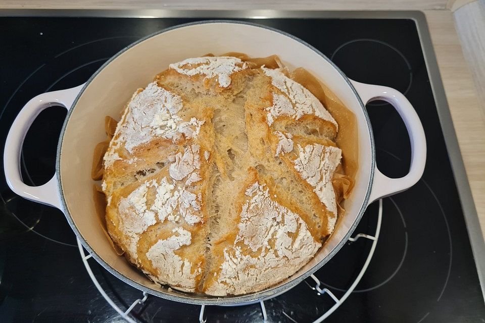 Einfaches Sauerteigbrot aus dem Bräter