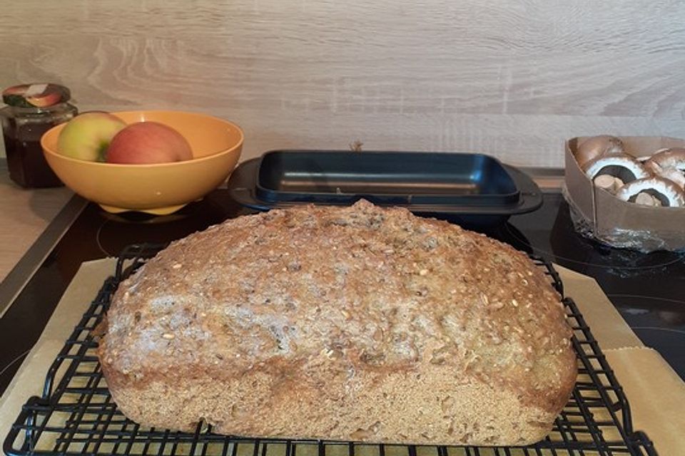 Einfaches Sauerteigbrot aus dem Bräter