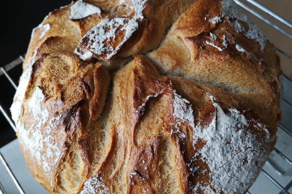 Einfaches Sauerteigbrot aus dem Bräter