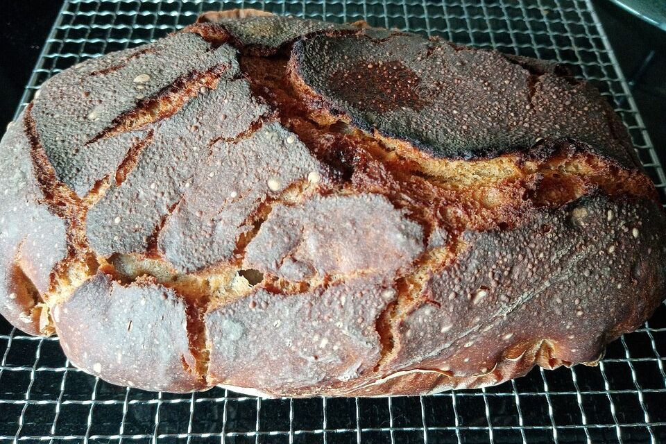 Einfaches Sauerteigbrot aus dem Bräter