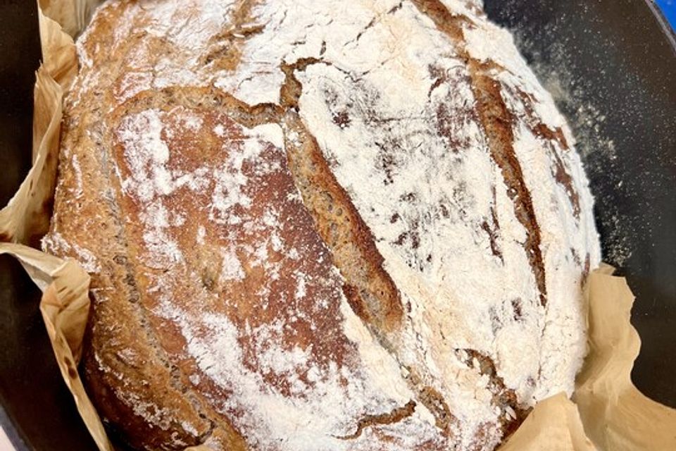 Einfaches Sauerteigbrot aus dem Bräter