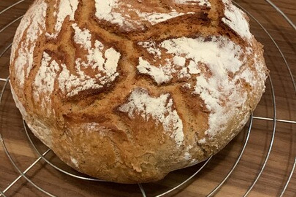 Einfaches Sauerteigbrot aus dem Bräter