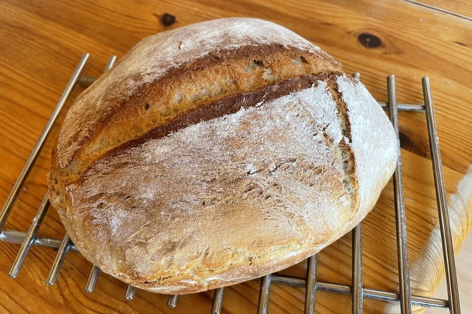 Einfaches Sauerteigbrot aus dem Bräter