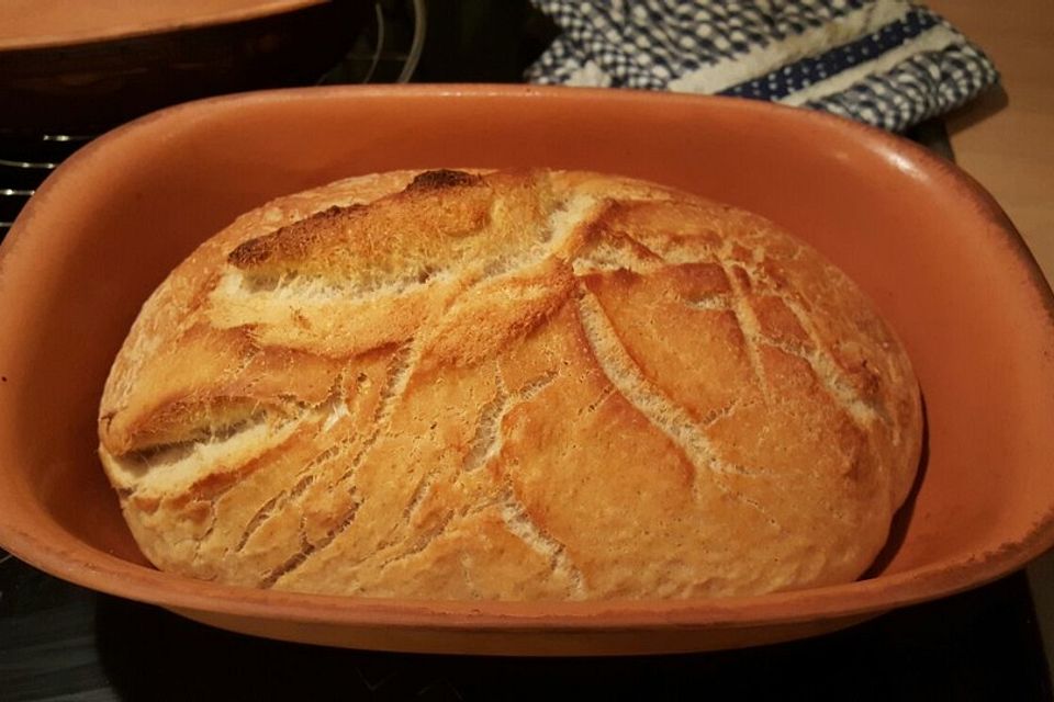 Einfaches Sauerteigbrot aus dem Bräter