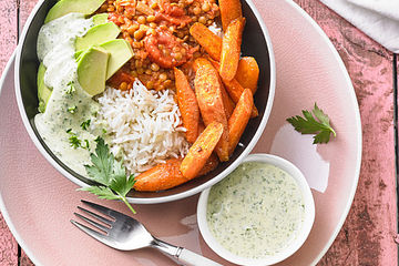 Vegane Curry-Linsen-Bowl mit Röst-Karotten und Petersilien-Dip