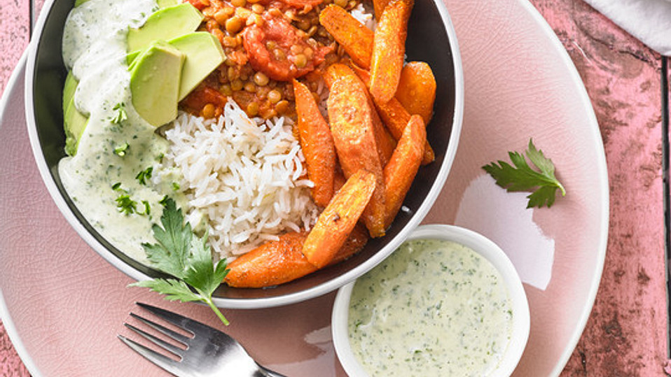 Vegane-Curry-Linsen-Bowl-mit-R-st-Karotten-und-Petersilien-Dip