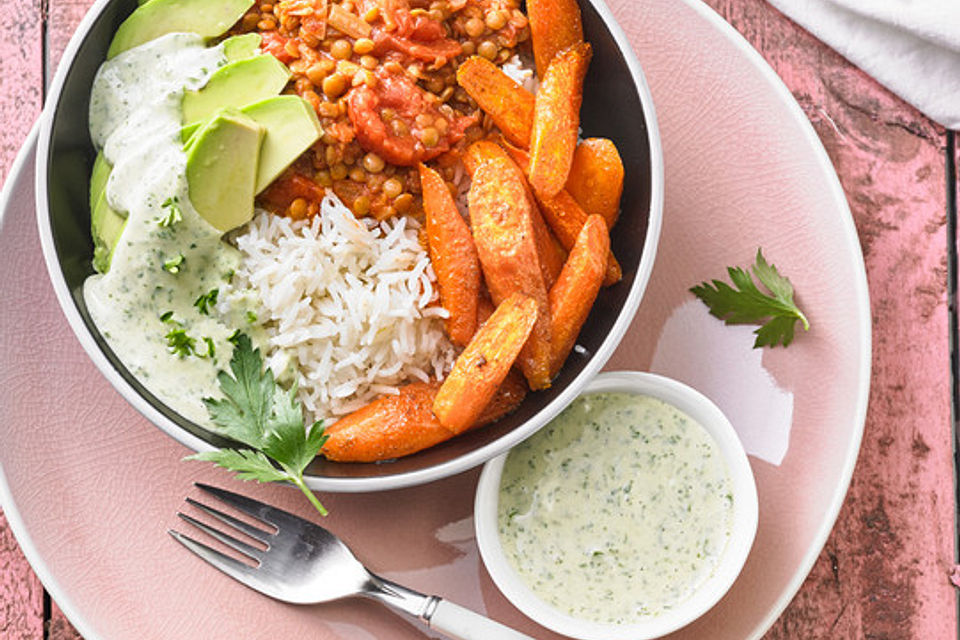 Vegane Curry-Linsen-Bowl mit Röst-Karotten und Petersilien-Dip