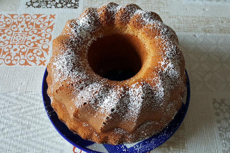 Saftiger Eierlikörkuchen