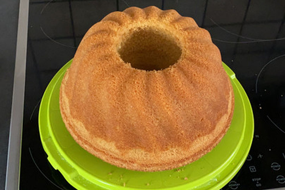 Saftiger Eierlikörkuchen