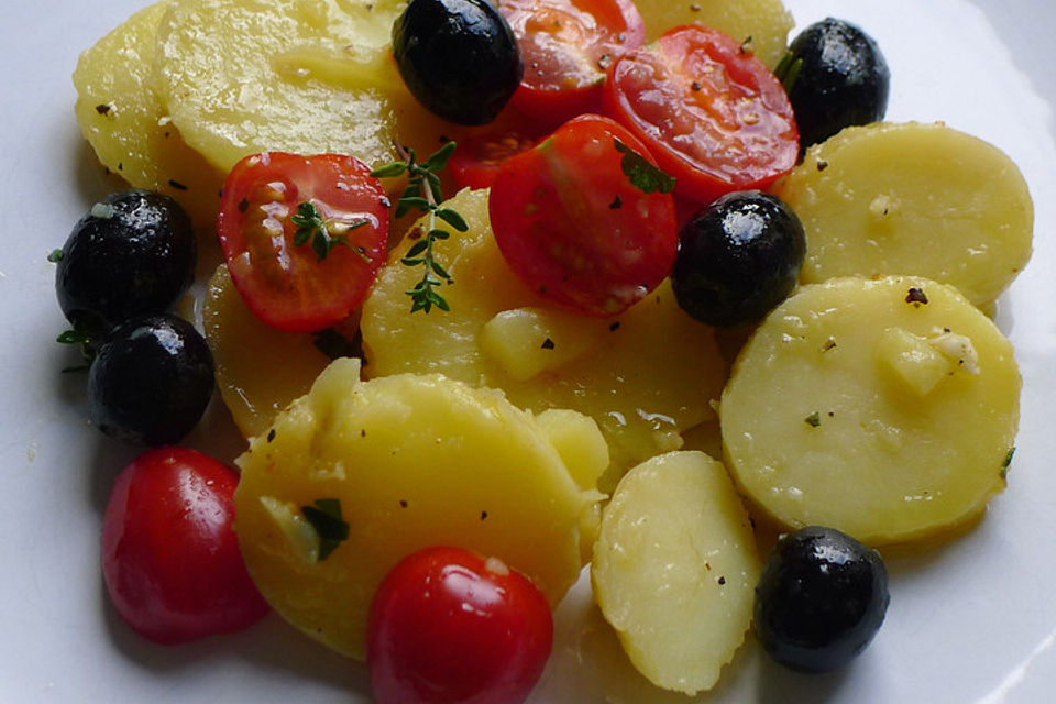 Mediterraner Kartoffel-Tomatensalat mit Oliven