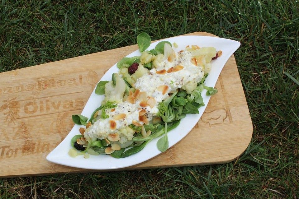 Feldsalat mit gebratenem Blumenkohl und Joghurt-Senf-Dressing