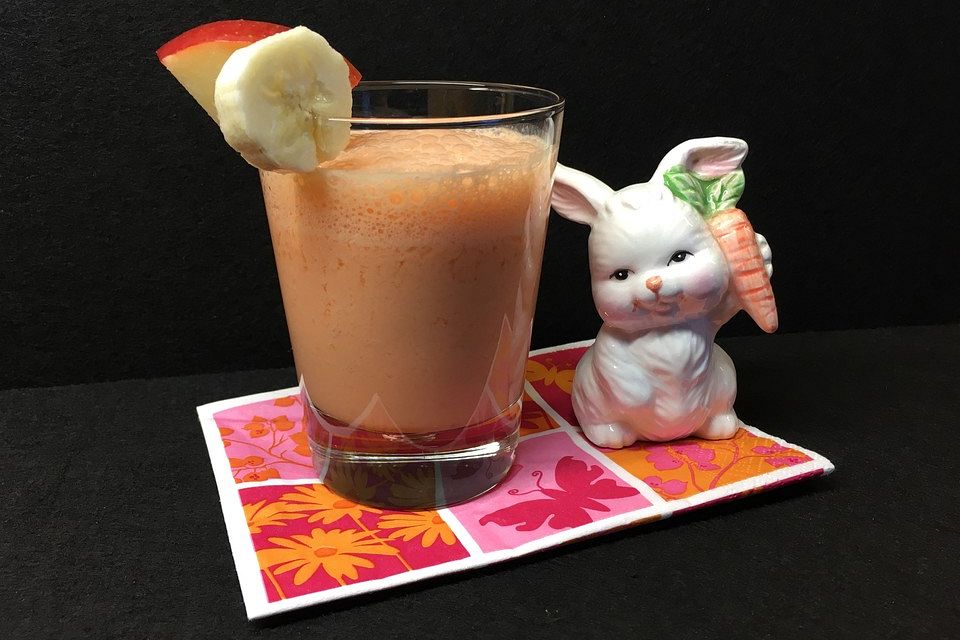 Frühstücksdrink mit Karottensaft, Quark und Banane