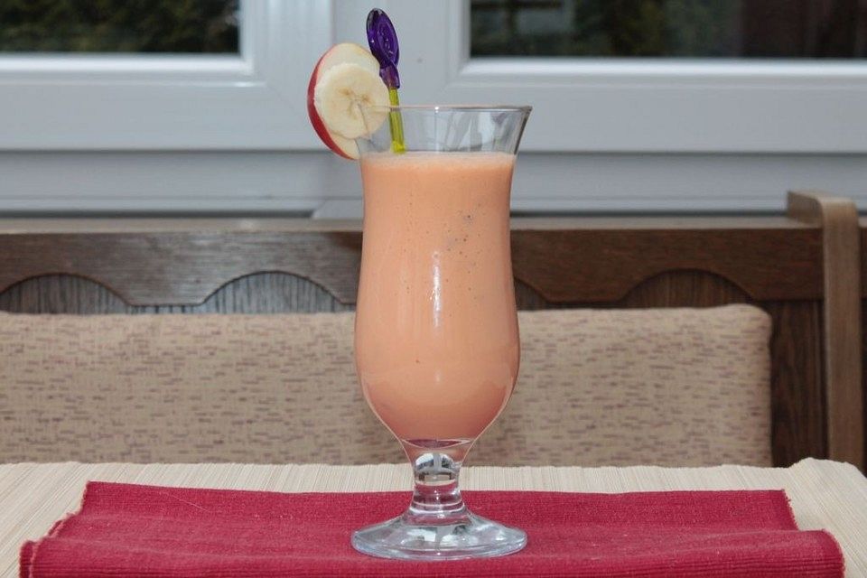 Frühstücksdrink mit Karottensaft, Quark und Banane