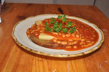 Bohnen in Tomatensoße auf Bratenbrot