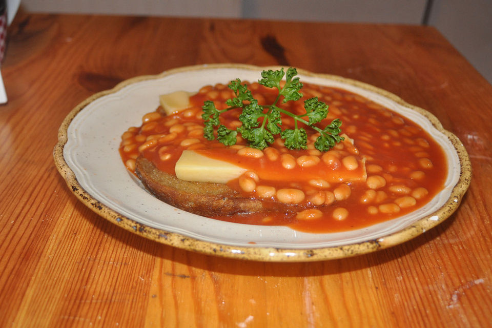 Bohnen in Tomatensoße auf Bratenbrot