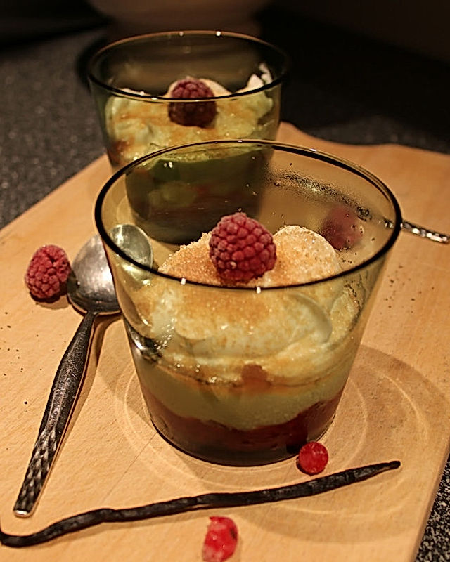 Mascarpone-Sahne-Quark-Dessert mit Früchten