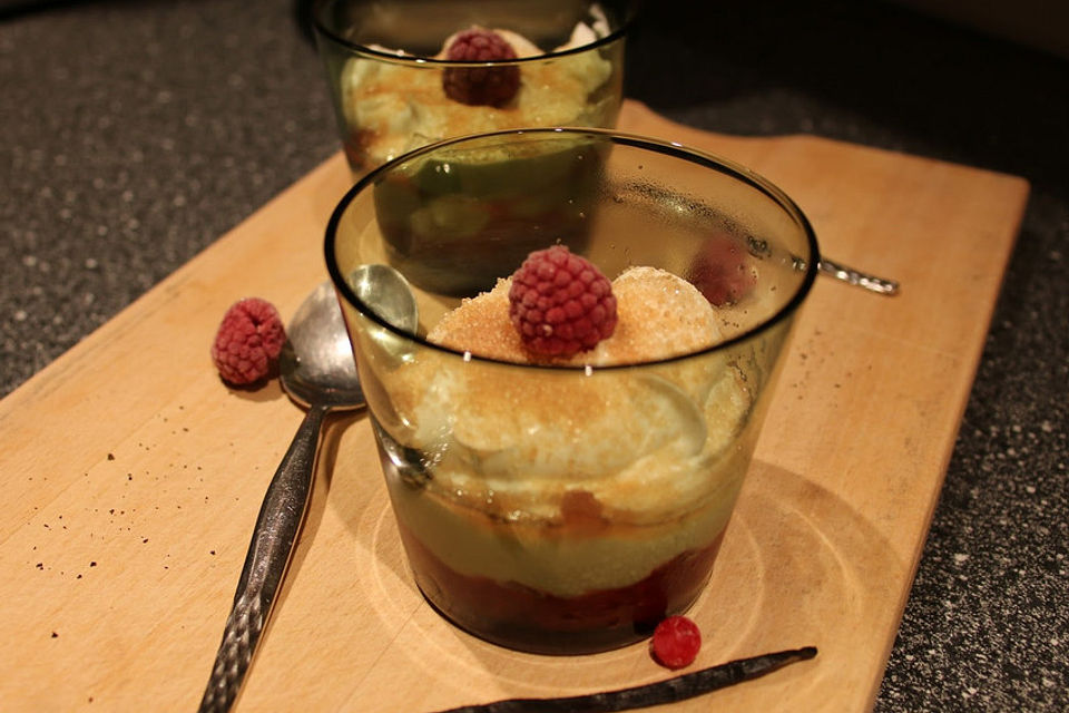 Mascarpone-Sahne-Quark-Dessert mit Früchten