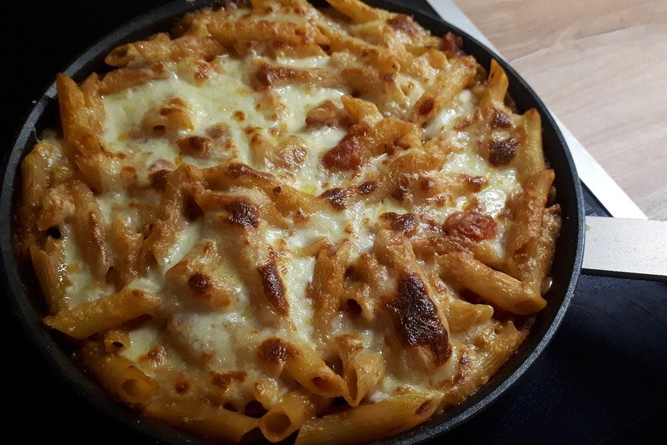 Pasta überbacken mit Mozzarella und Tomaten