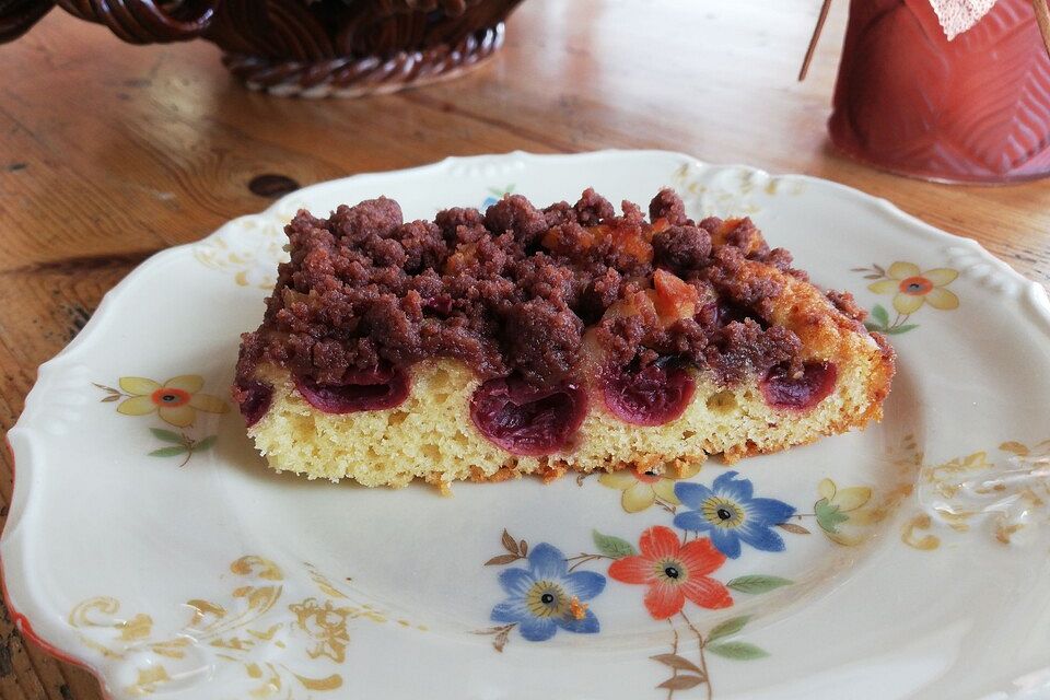 Kirsch-Marzipankuchen mit Schokoladenstreuseln