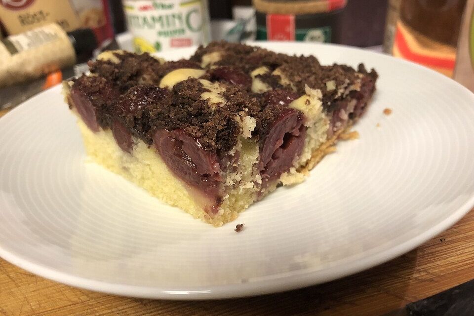 Kirsch-Marzipankuchen mit Schokoladenstreuseln