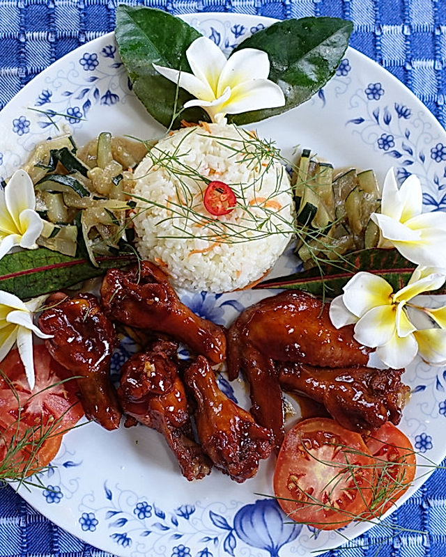 Spicy Chicken Wings in süß-saurer Honigsauce mit gewürztem Reis und Zucchinigemüse