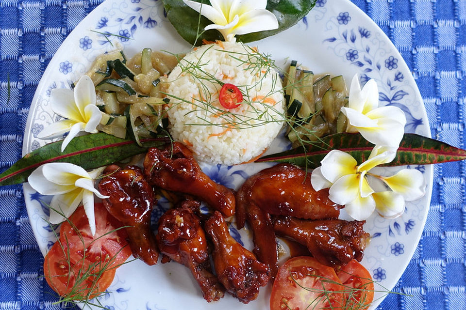 Spicy Chicken Wings in süß-saurer Honigsauce mit gewürztem Reis und Zucchinigemüse