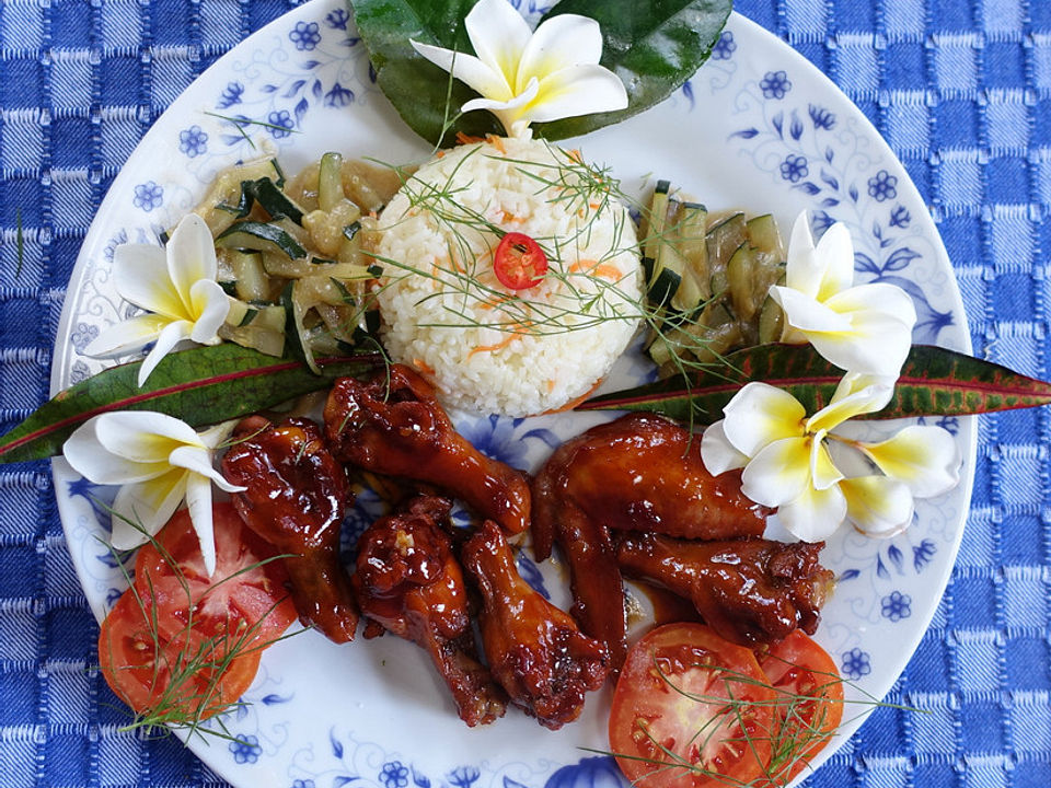 Spicy Chicken Wings in süß-saurer Honigsauce mit gewürztem Reis und ...