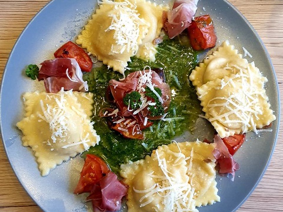 Steinpilzravioli mit Petersilienöl, Parmesan und San Daniele Schinken ...