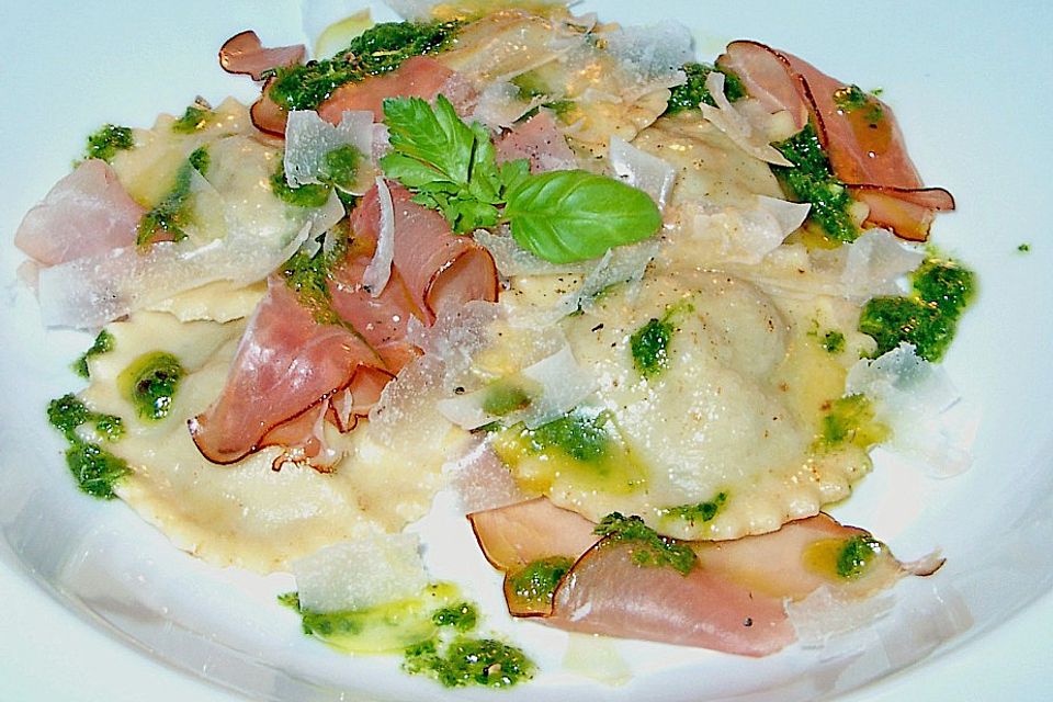 Steinpilzravioli mit Petersilienöl, Parmesan und San Daniele Schinken