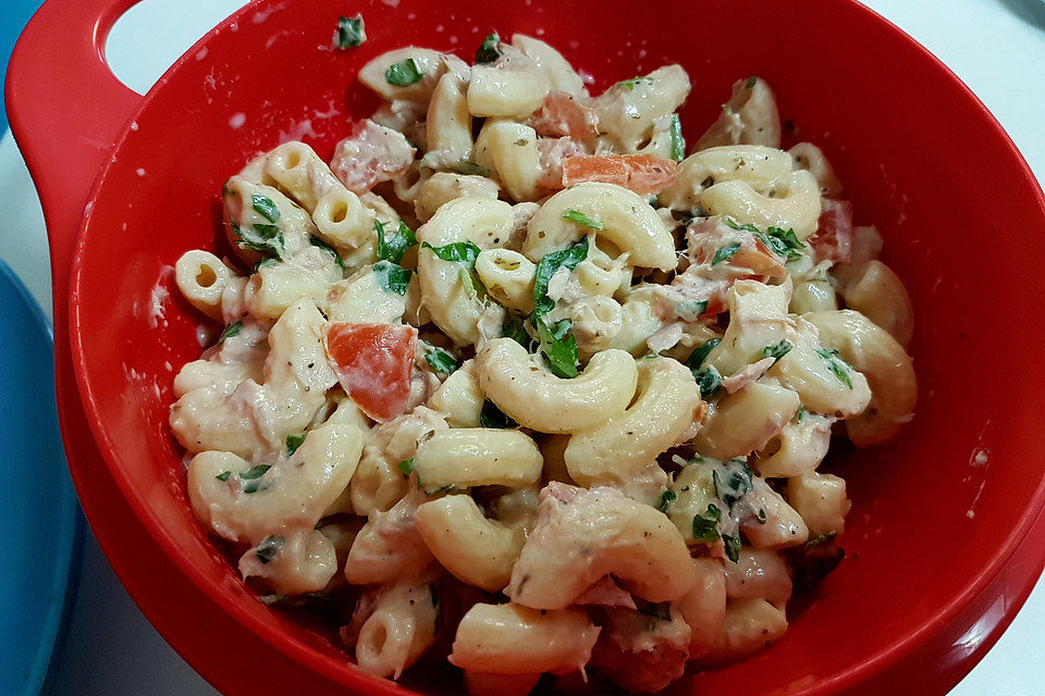 Nudelsalat mit Rucola, Tomaten und Thunfisch