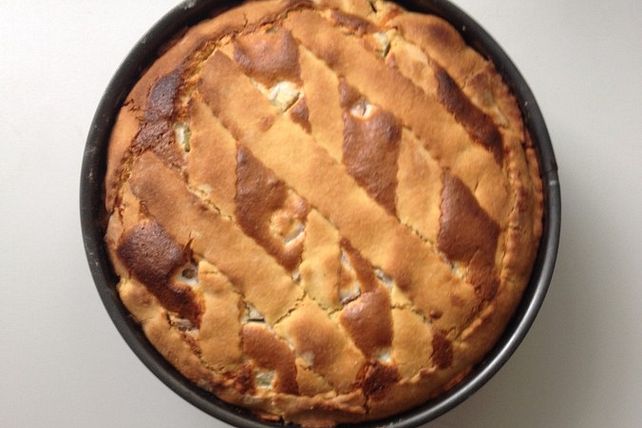 Gedeckter Rhabarberkuchen mit Nüssen und Schmand von ...