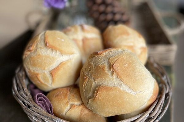 Michis duftig-knusprige Über-Nacht-Brötchen aus dem Bräter von ...