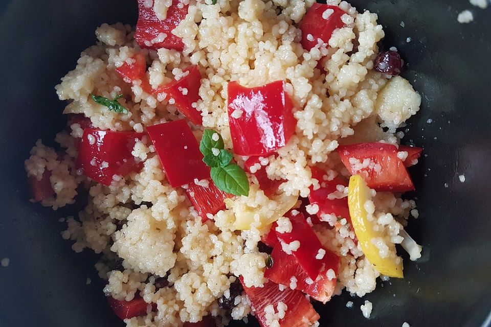 Couscous-Salat mit Zitrone, Minze und Rosinen