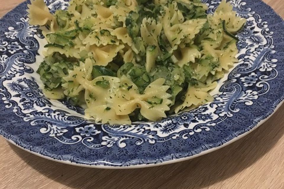 Pasta mit Zucchini und Dill