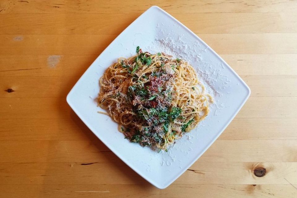 Spaghetti mit Thunfisch, Rucola und getrockneten Tomaten