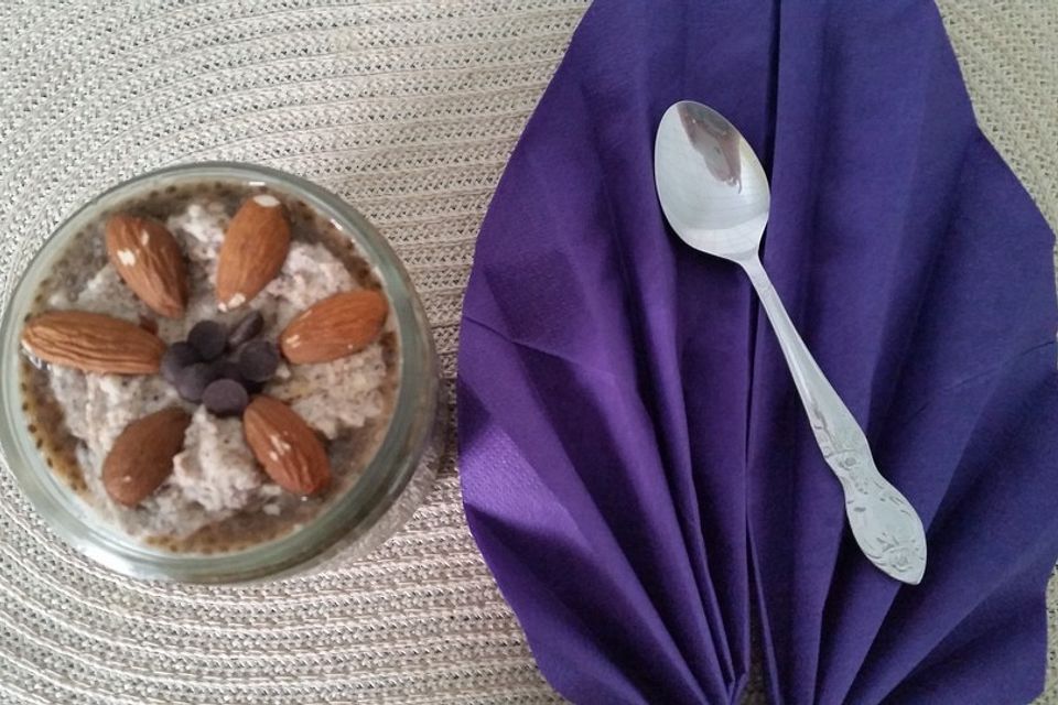 Kaffee-Chia-Dessert mit Mandel-Topping