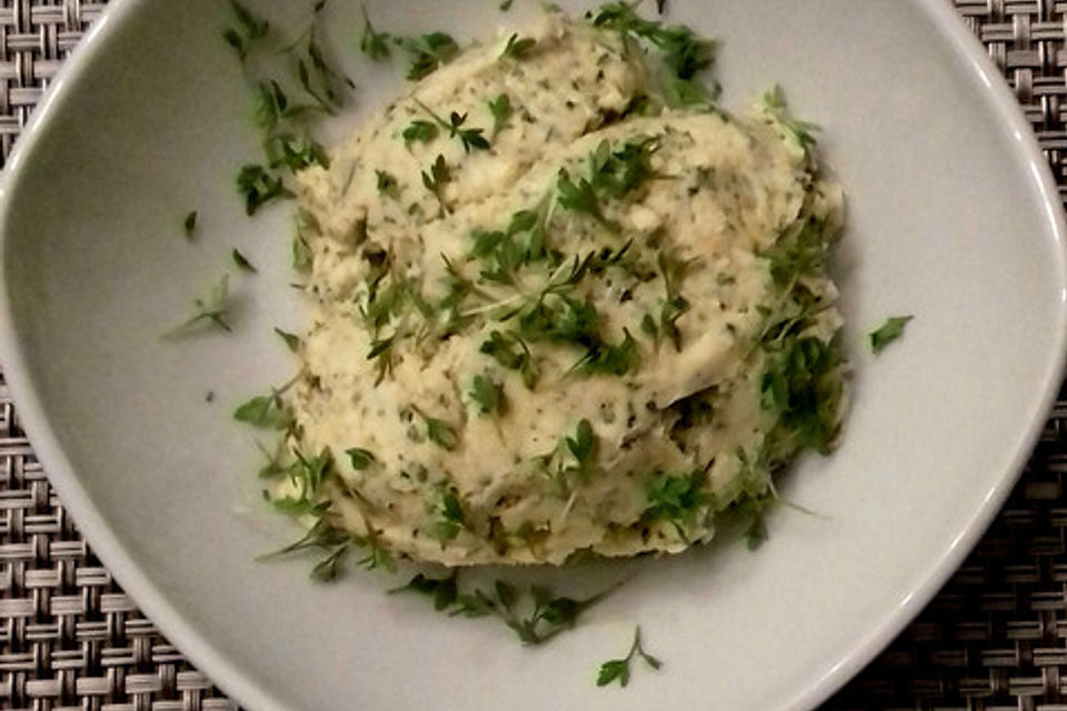 Mamas Kräuterbutter mit Senf und Maggi