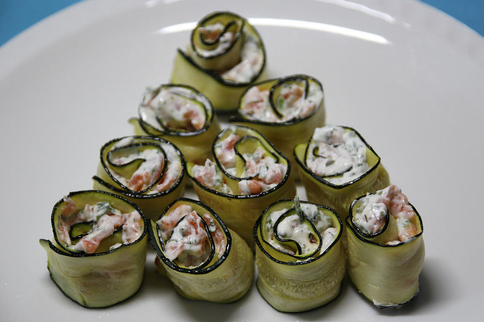 Mini Zucchini-Rouladen mit Räucherlachs