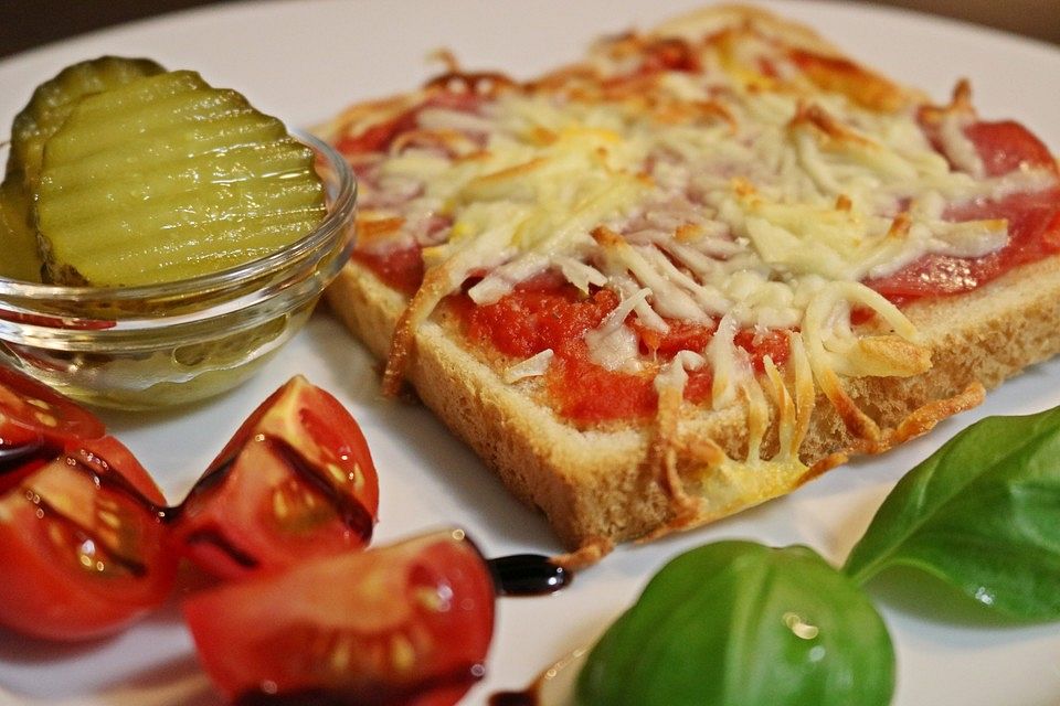 5 Minuten Pizza-Toast mit Gürkchen