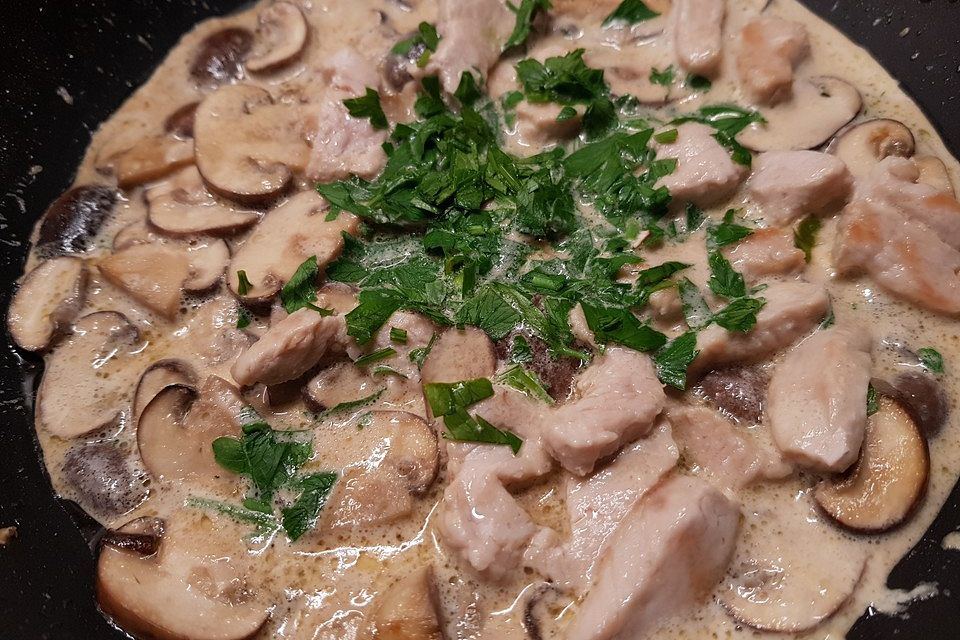 Putenbrust mit Champignons in Sahnesauce