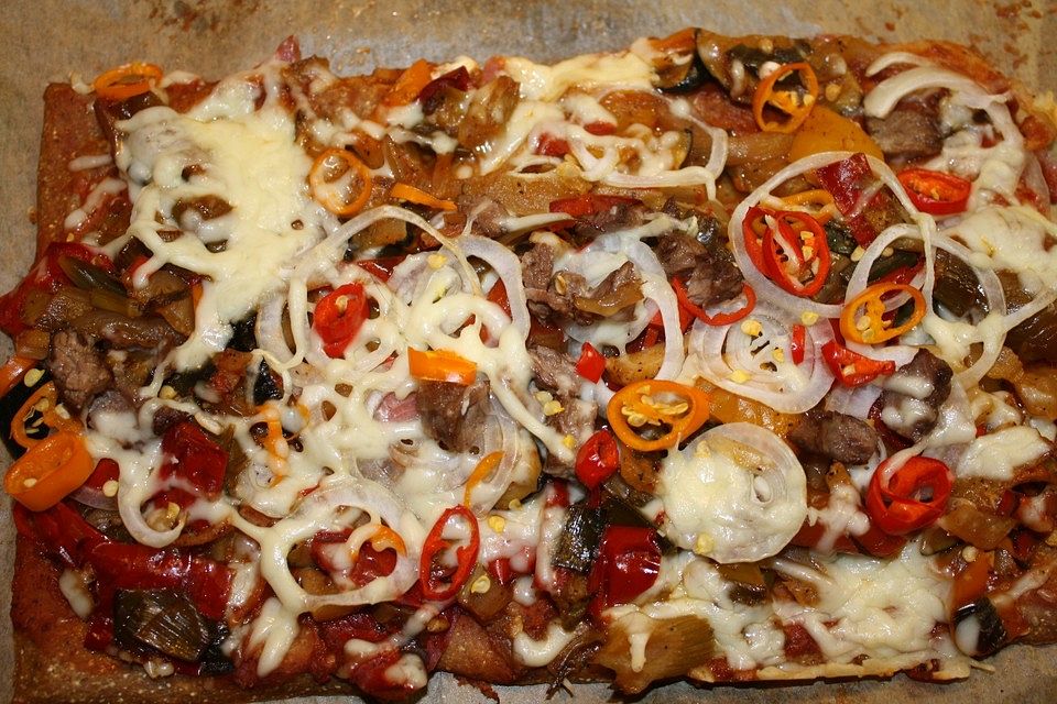 Low carb Pizza mit Scheinenacken und Ratatouille