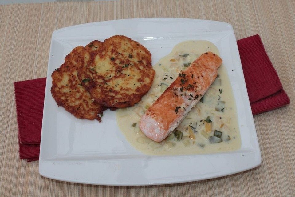 Gebratenes Lachsfilet auf Lauchzwiebel-Dill-Meerrettich-Apfel-Sauce