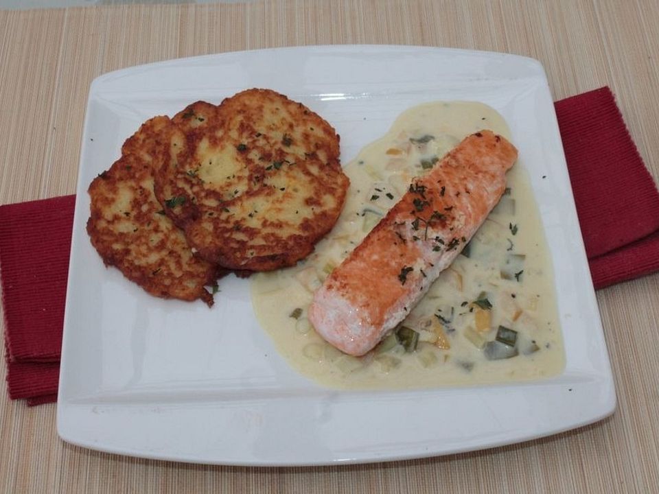 Gebratenes Lachsfilet auf Lauchzwiebel-Dill-Meerrettich-Apfel-Sauce von ...