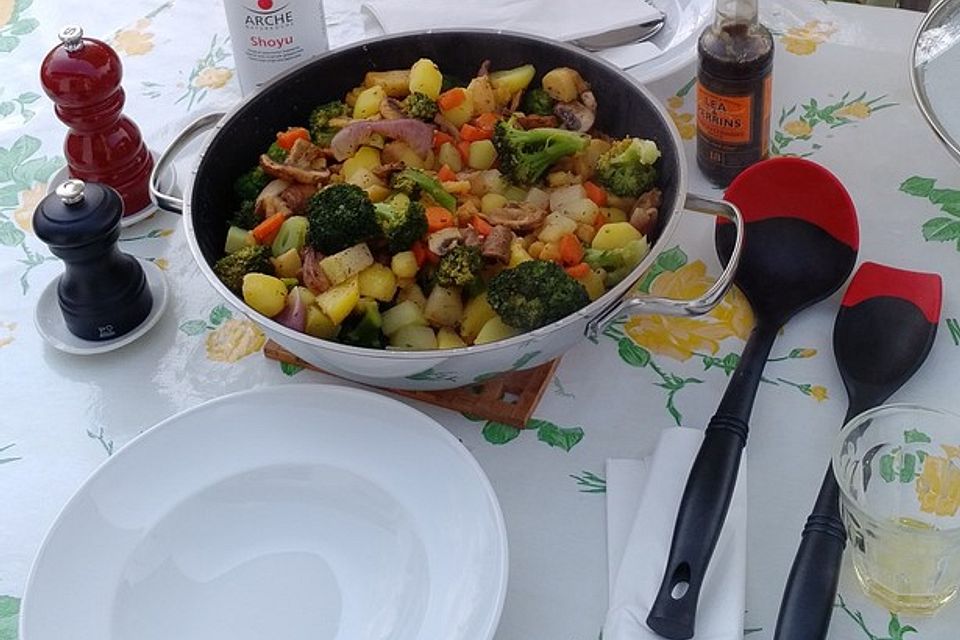 Gemüse-Wok-Pfanne mit Kartoffeln