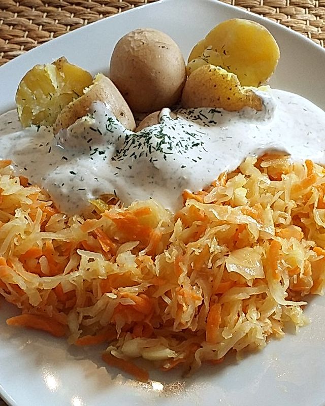 Pellkartoffeln mit Sauerkraut-Möhren-Topping und Schmand-Dip