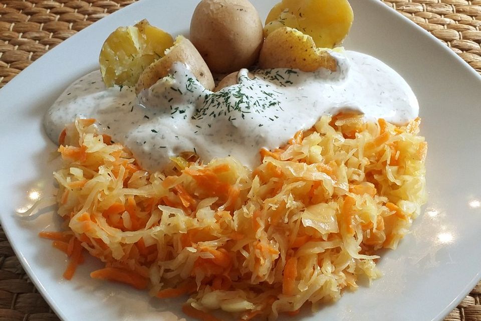 Pellkartoffeln mit Sauerkraut-Möhren-Topping und Schmand-Dip