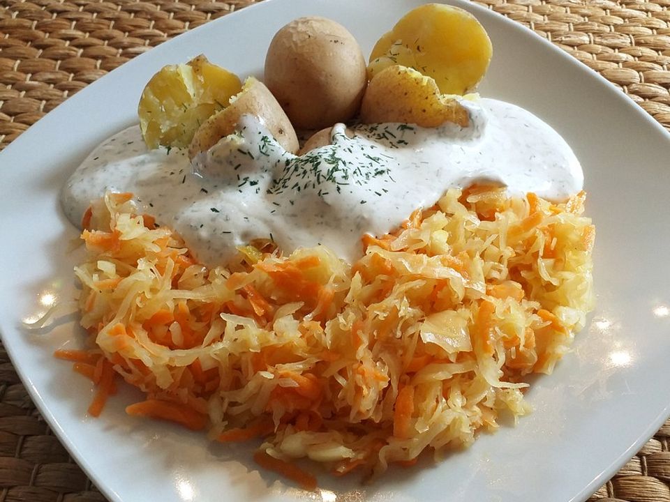 Pellkartoffeln mit Sauerkraut-Möhren-Topping und Schmand-Dip von ...
