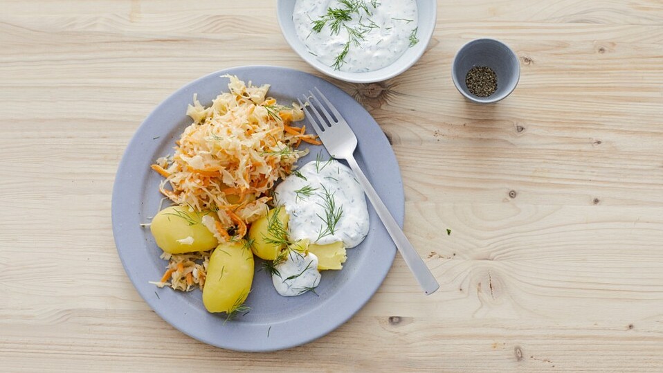pellkartoffeln-mit-sauerkraut-m-hren-topping-und-schmand-dip