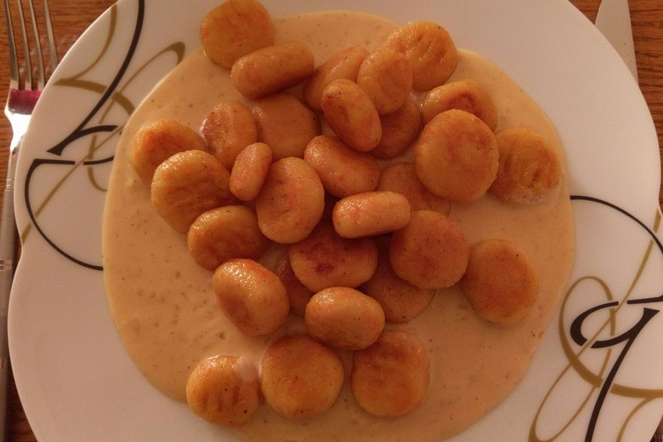 Möhrengnocchi mit leckerer Chili-Käse-Sauce