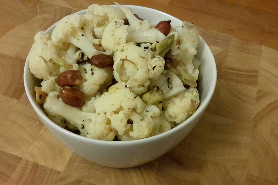 Blumenkohlsalat mit Avocado und Nüssen